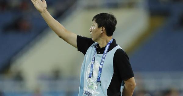 HLV Kim Sang-sik phê bình nhẹ đội tuyển Việt Nam, nói cực hay về Đình Bắc: ‘Tôi khuyên cậu ấy…’