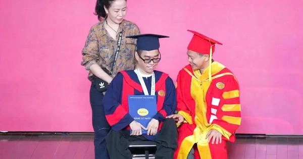 Mẹ đẩy xe lăn đưa con lên nhận bằng tốt nghiệp, ai cũng rưng rưng