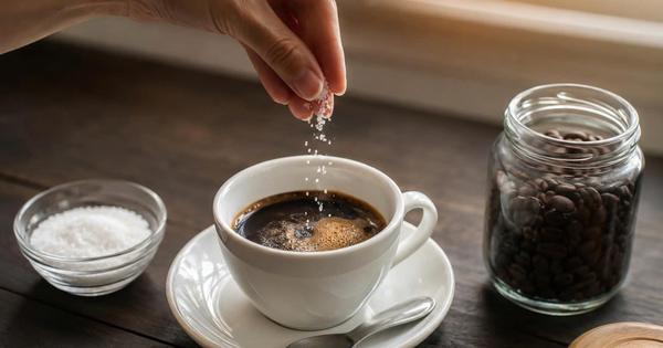 Thêm một nhúm muối vào cà phê: Mẹo giảm đắng có tốt cho sức khỏe?