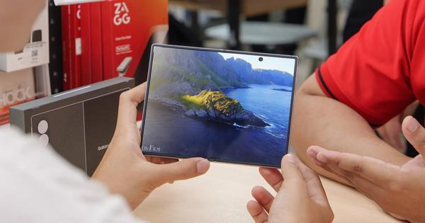Người Việt chi bộn cho smartphone gập