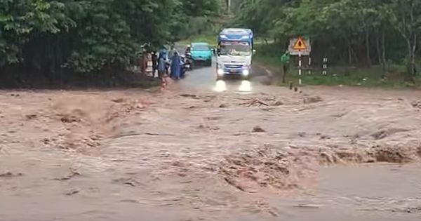 Mưa lớn ở miền núi Quảng Trị, nước lũ tràn qua đường gây ngập sâu