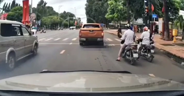 Điều khiển ô tô vượt đèn đỏ còn 15 giây, tài xế bị phạt 19 triệu đồng