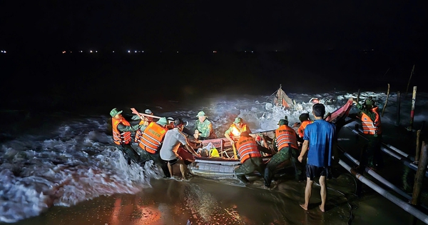 Sóng lớn bất ngờ, 5 thuyền cá của ngư dân Quảng Trị gặp nạn