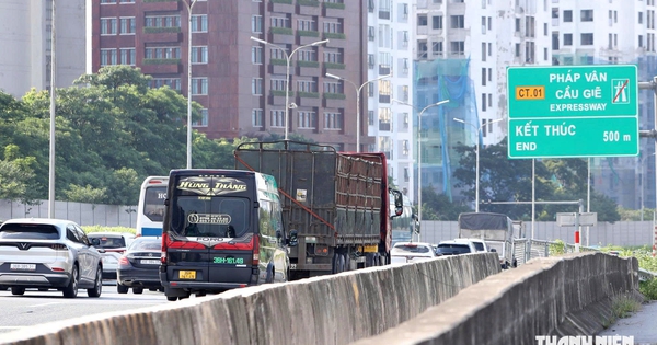 Cục CSGT 'mượn' chiều đối diện cao tốc để người dân về Hà Nội