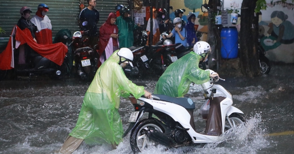 Giữa đường ngập sau mưa lớn ở TP.HCM: Người ngã, xe chết máy hàng loạt