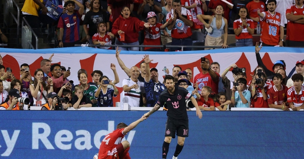 Trận Messi đấu trí Lewandowski xác lập kỷ lục người xem, Ronaldo tiến sát cột mốc 1.000 bàn