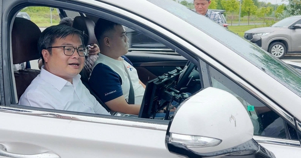 Lãnh đạo Hà Nội trải nghiệm ô tô tự lái