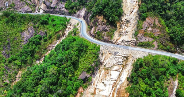 Thấp thỏm đi qua đèo Khánh Lê nối Nha Trang - Đà Lạt, bên vách núi bên vực sâu