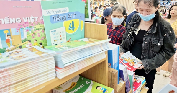 Sở GD-ĐT TP.HCM nói gì khi phụ huynh vẫn khó khăn tìm mua sách giáo khoa?