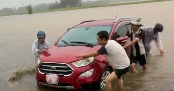 Ô tô bị lũ cuốn trôi khi băng qua vùng ngập nước ở Đà Nẵng
