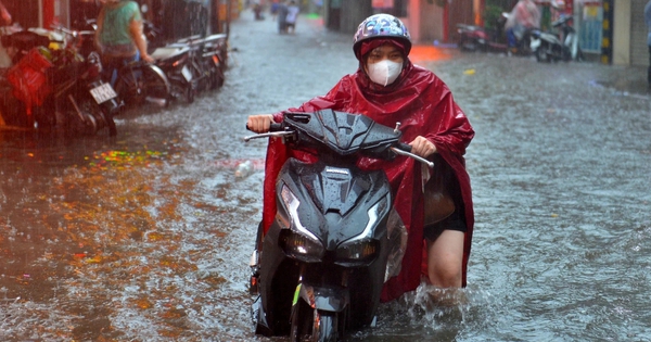 Áp thấp nhiệt đới tiến gần đất liền, gây mưa dữ dội cho miền Bắc, miền Trung