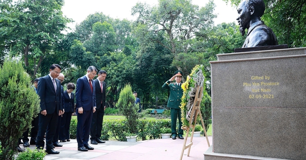 Thủ tướng Lê Minh Hưng dâng hoa tại tượng Bác Hồ ở New Delhi