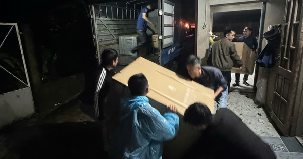 Nước sông Sê Pôn dâng cao, di dời ngay trong đêm hàng trăm người ở Lao Bảo