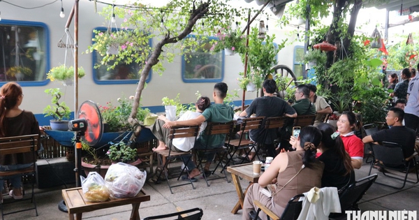 Trả tiền ngồi chờ xe lửa giữa lòng TP.HCM