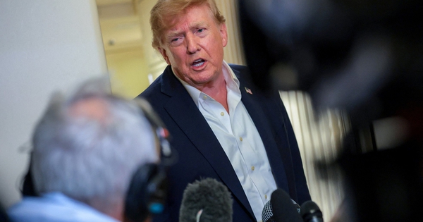 Ồn ào vụ Tổng thống Trump hứa hẹn phát tiền cho dân Mỹ