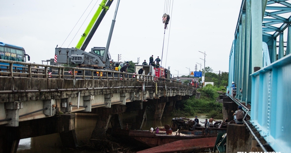 Cận cảnh khoảnh khắc cứu hộ thành công chiếc sà lan mắc kẹt ở cầu Mỹ Chánh