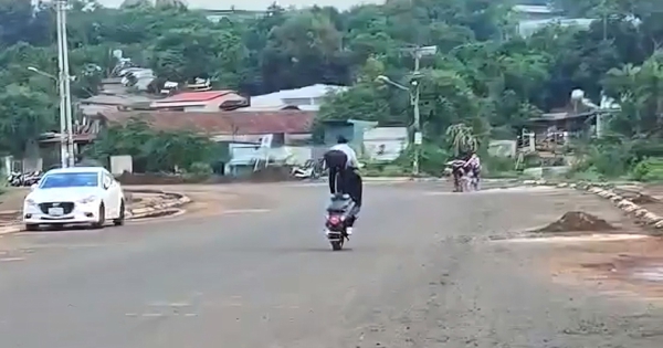 Xác minh clip nam thanh niên đứng trên yên, bốc đầu xe máy ở Buôn Ma Thuột