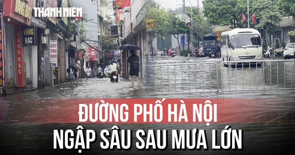 Đường phố ngập sau mưa lớn, người dân Hà Nội khổ sở dắt xe chết máy đến chỗ làm