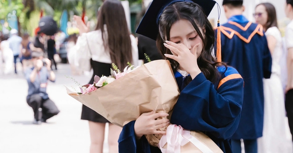 Cẩm Ly bật khóc khi được bạn trai cầu hôn ngay ngày nhận bằng thạc sĩ