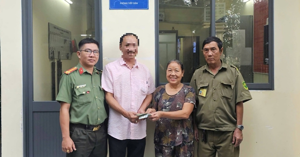 Người phụ nữ lượm ve chai thấy ví có 'tiền lạ', hỏi mới biết gần 400 USD