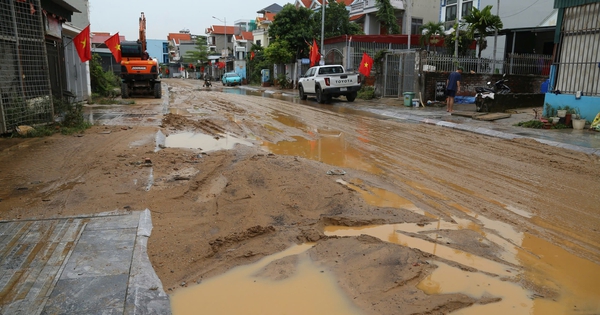Mưa lớn kéo dài, bùn đất tràn xuống khu dân cư ở Quảng Ninh
