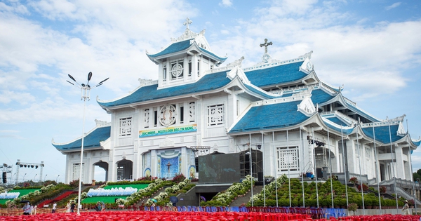 Vương cung thánh đường Đức Mẹ La Vang với mái ngói, mái đao đậm nét Việt