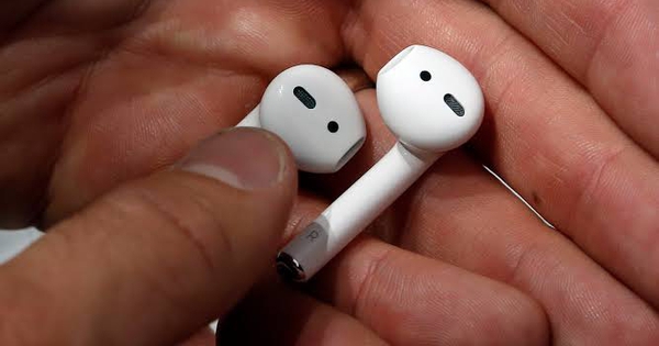 Vì sao một số người thích đeo AirPods ngược?