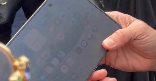 Một đoạn video khiến màn hình iPhone Duo bị đặt dấu hỏi