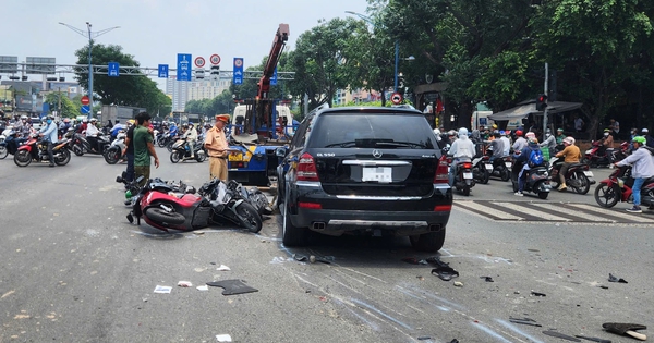 Ô tô Mercedes tông loạt xe máy dừng đèn đỏ trên đường Trường Chinh