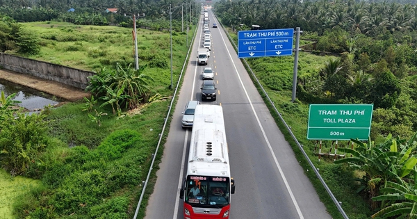 Va chạm xe tải và xe cứu thương trên cao tốc, 4 người bị thương
