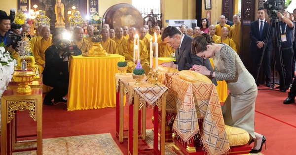 Nhà vua Thái Lan và Hoàng hậu đảnh lễ Phật tại chính điện chùa Quán Sứ