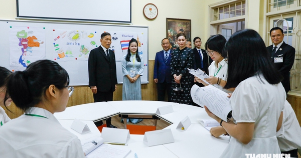 Nhà vua Thái Lan thăm, gặp gỡ giảng viên, sinh viên Trường đại học Hà Nội