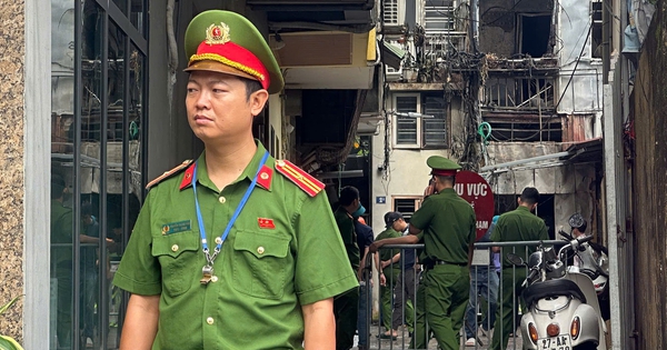 Công an phong tỏa hiện trường ngôi nhà xảy ra hỏa hoạn khiến 5 người chết