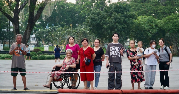 'Hơn 5 năm rồi tôi vẫn chưa quên': Nhiều người đến công viên số 1 Lý Thái Tổ chờ đêm đặc biệt
