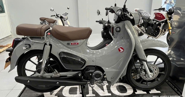 Honda Super Cub 2026 chính hãng 'khan hàng', cửa hàng bên ngoài hét giá hơn 100 triệu