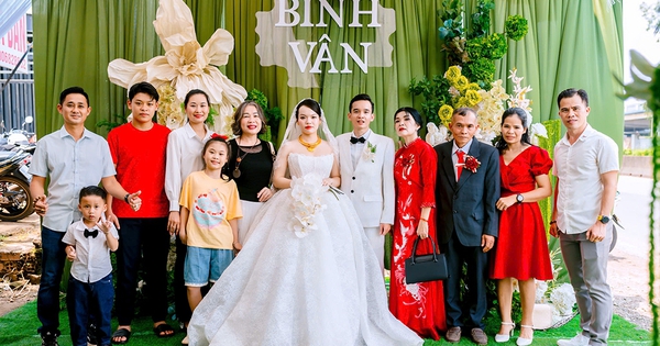Cô dâu chú rể trao huy chương chạy bộ trong ngày cưới