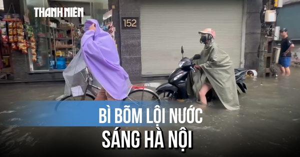 Bì bõm lội qua nhiều tuyến phố Hà Nội ngập sâu, rác nổi lềnh bềnh