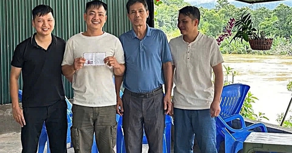 Chủ quán cà phê dũng cảm lao xuống sông cứu cụ bà bị lũ cuốn