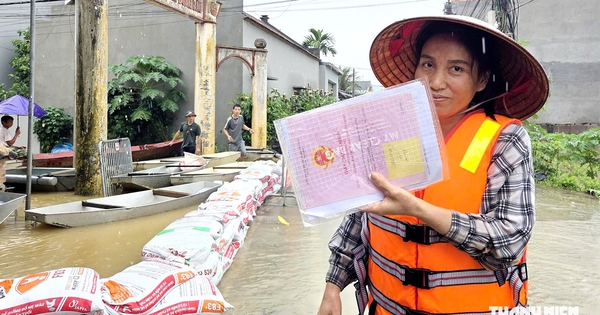 Xóm nhỏ ngoại thành Hà Nội ngập sâu, người dân mang sổ đỏ chạy lũ