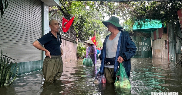 Khu dân cư ở Hà Nội ngập 3 ngày, người dân chật vật sinh hoạt