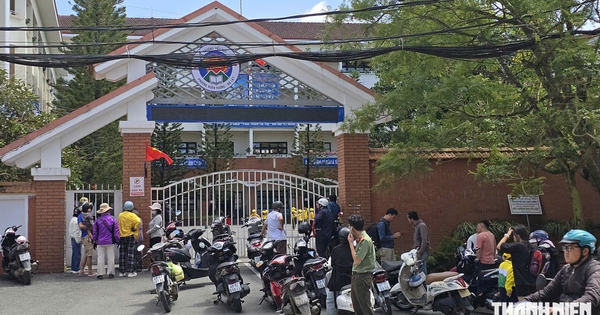 Gần 1.400 học sinh nghỉ học để phục vụ cưỡng chế thi hành án trước cổng trường
