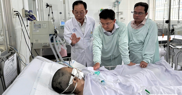 Phó chủ tịch TP.HCM thăm hỏi nạn nhân vụ cháy nhà ở Chợ Lớn