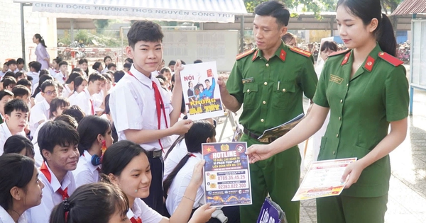 Cảnh báo học sinh trước ma túy 'núp bóng' dưới vỏ bọc nước uống