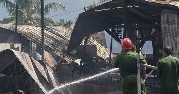 Hỏa hoạn giữa trưa thiêu rụi 4 căn nhà tại An Giang
