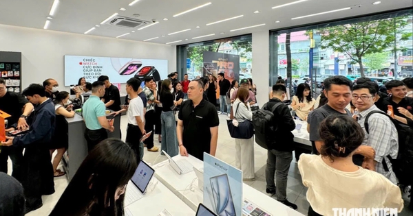 Người mua iPhone 18 ở Việt Nam nườm nượp nhận máy