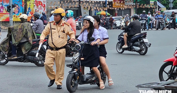 Học sinh ở TP.HCM đi xe máy: Quay xe, chạy vào hẻm né chốt CSGT