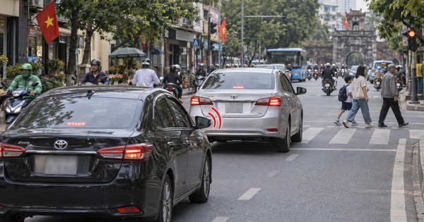 Bấm còi để giục xe phía trước chạy nhanh hơn có đúng luật?