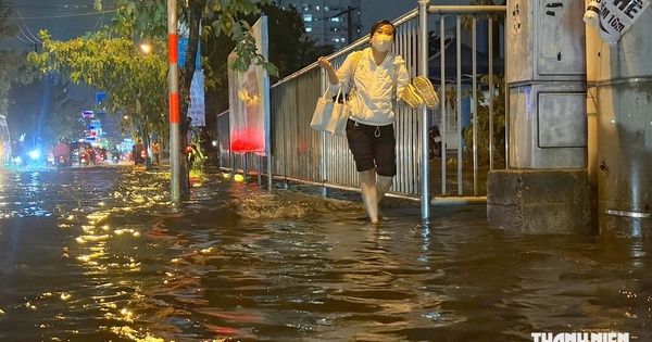 TP.HCM mưa lớn tối qua: 'Cả tiếng rồi chưa qua được đường ngập'