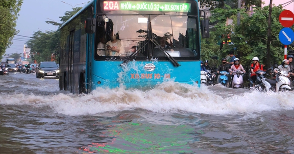 Quốc lộ 32 vẫn chìm trong 'biển nước', xe chết máy la liệt