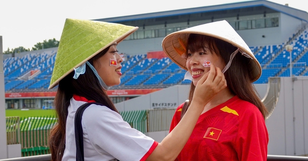 Chị em điều dưỡng sinh đôi trao nhắn nhủ dễ thương đến tiền đạo U.23 Việt Nam Thanh Nhàn